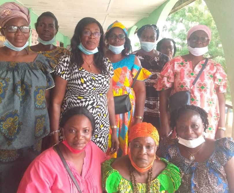 Dominique Béssé et les femmes de la FOFEDES après une journée de sensibilisation contre la COVID19